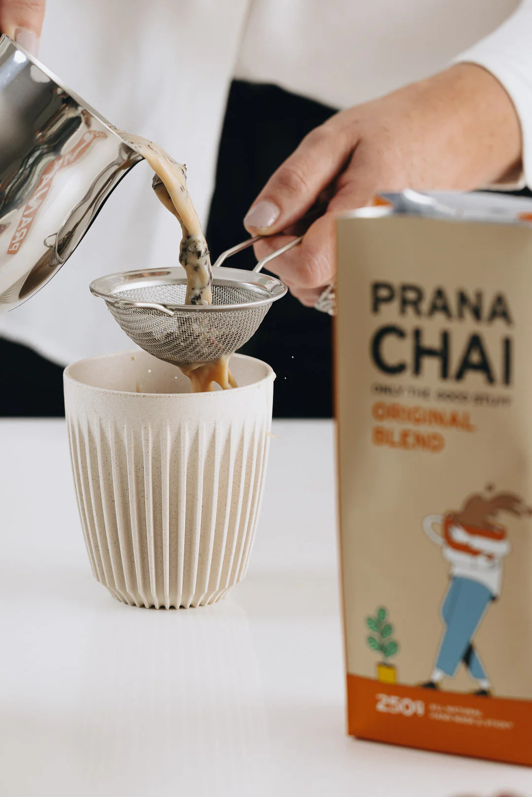 Zubereitung von Chai Latte mit Prana Chai