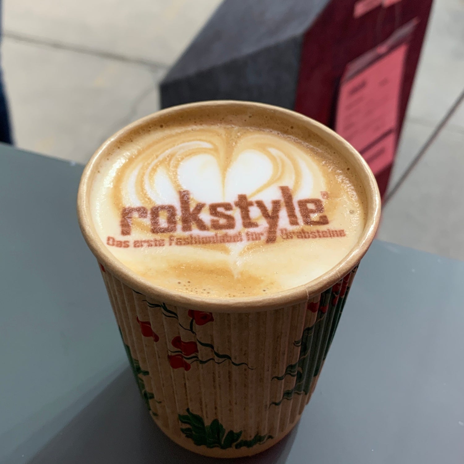 Cappuccino mit Latteart und Milchschaumdrucker
