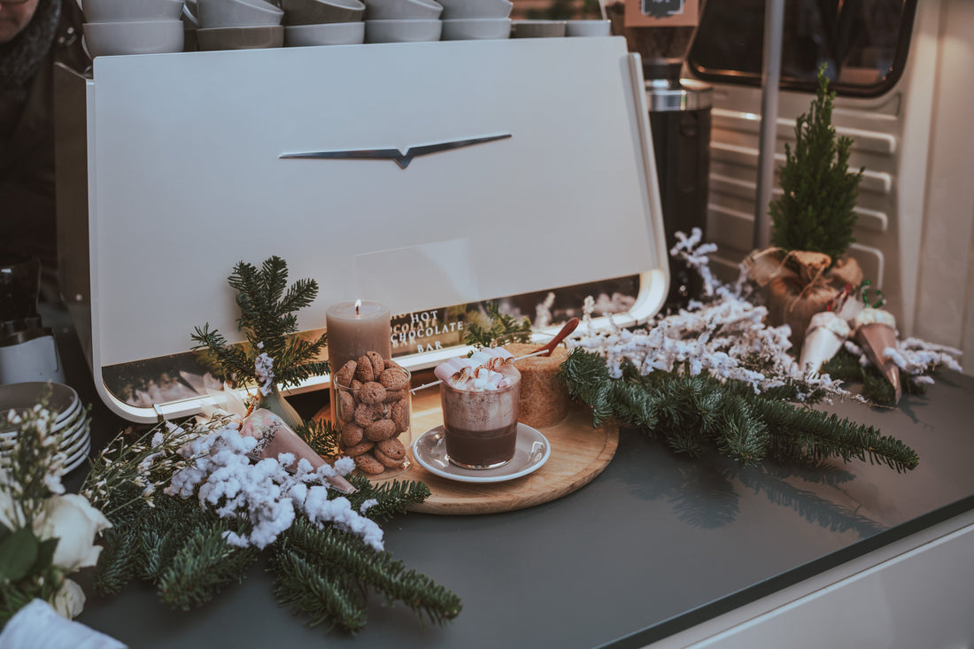 Kaffeebar im Winter mit heißer Schokolade