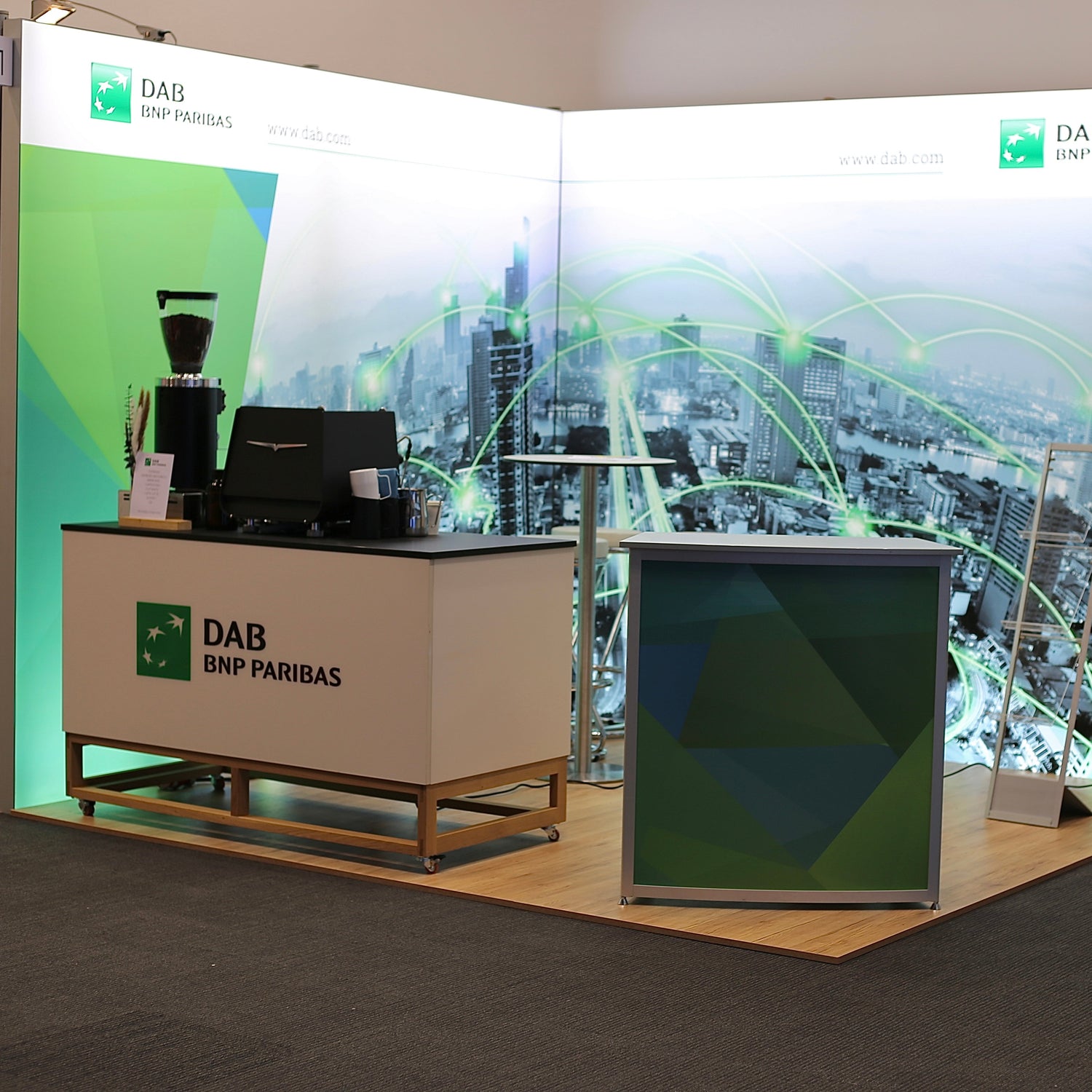 FONDS Kongress in Mannheim im Januar 2024. Zu sehen ein Messestand von BNP Paribas mit mobiler Espressobar