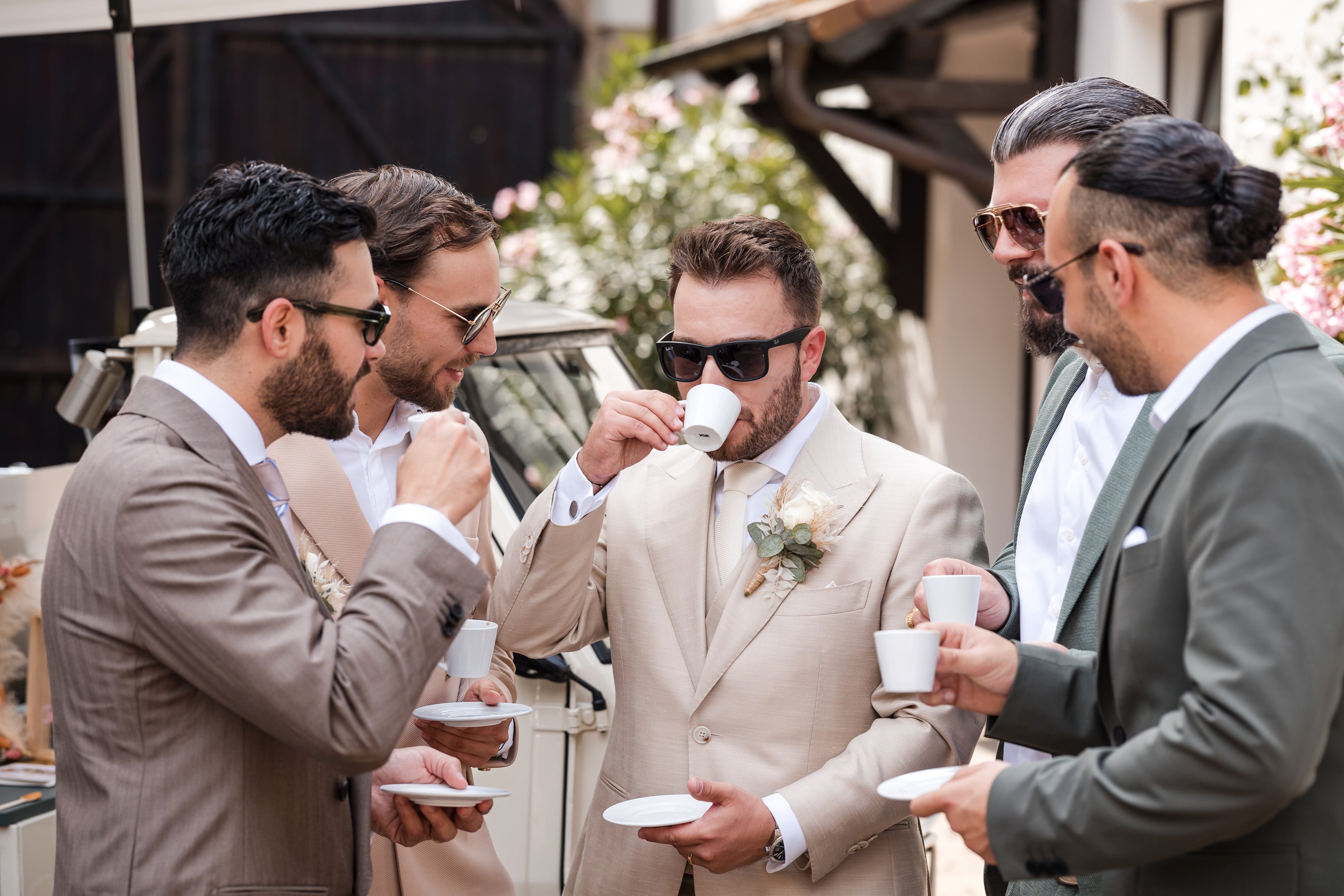 Gruppe mit Bräutigam mit Espresso Hochzeit auf Gut Rehbach in Haßloch