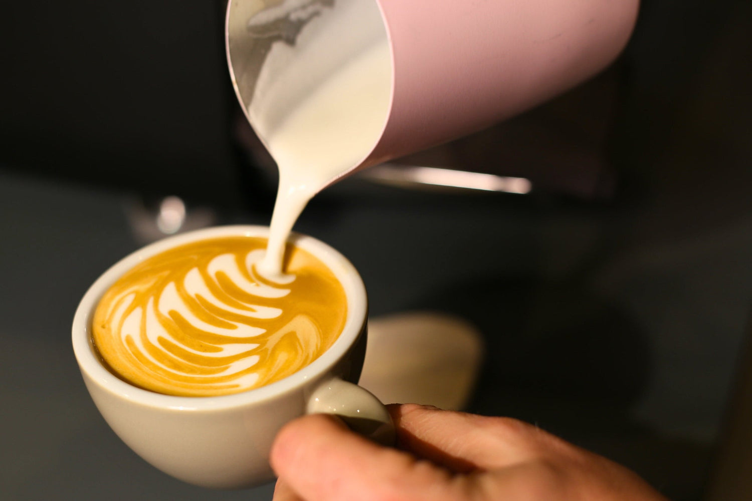 Cappuccino mit Latteart wird zubereitet vom Barista