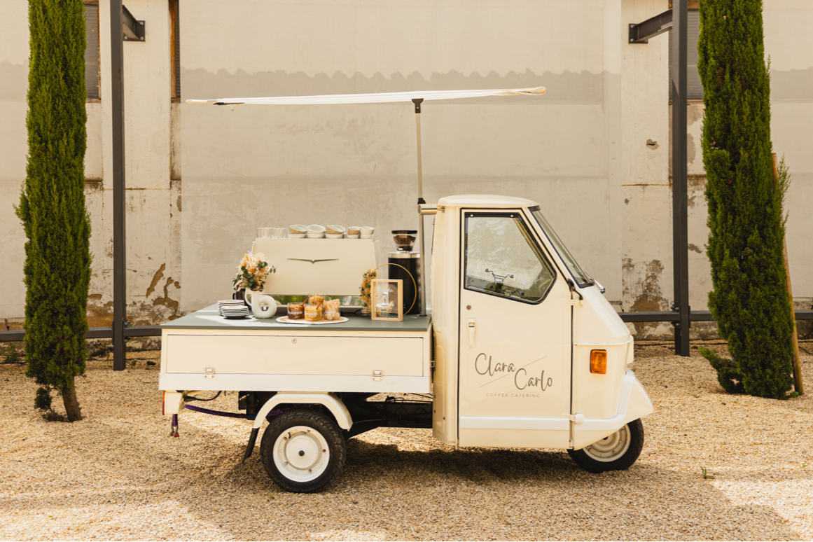 Kaffeemobil Piaggio Ape mit Espressomaschine Baristamobil für Catering